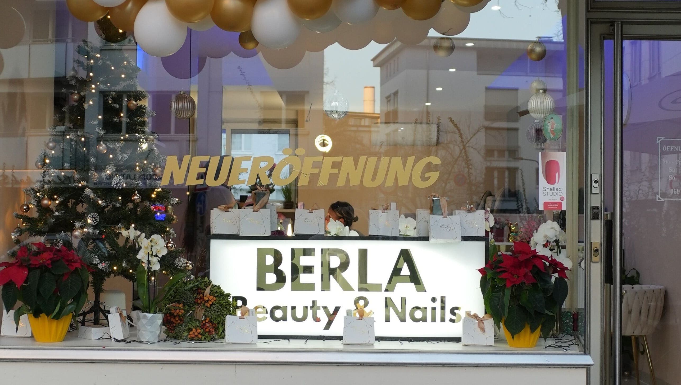 Berla Nails-Filiale mit Neujahrsdekoration in Frankfurt Am Main, Hessen, DE.