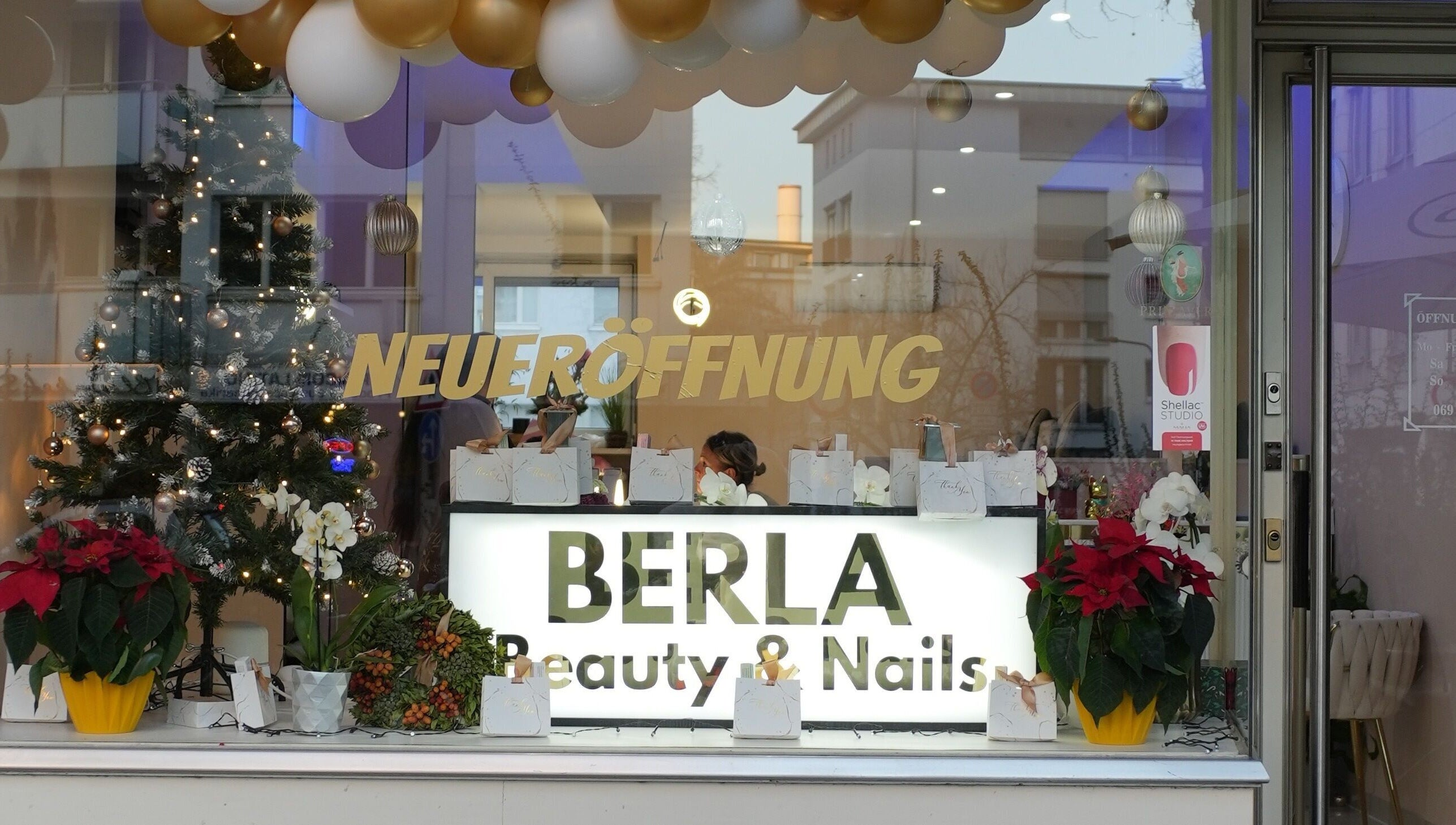 Berla Nails-Filiale mit Neujahrsdekoration in Frankfurt Am Main, Hessen, DE.