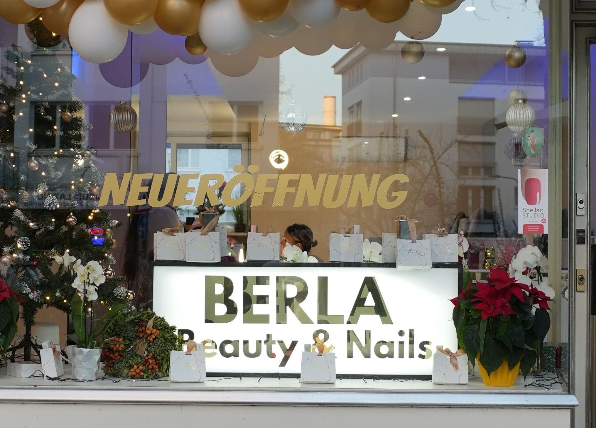 Berla Nails-Filiale mit Neujahrsdekoration in Frankfurt Am Main, Hessen, DE.