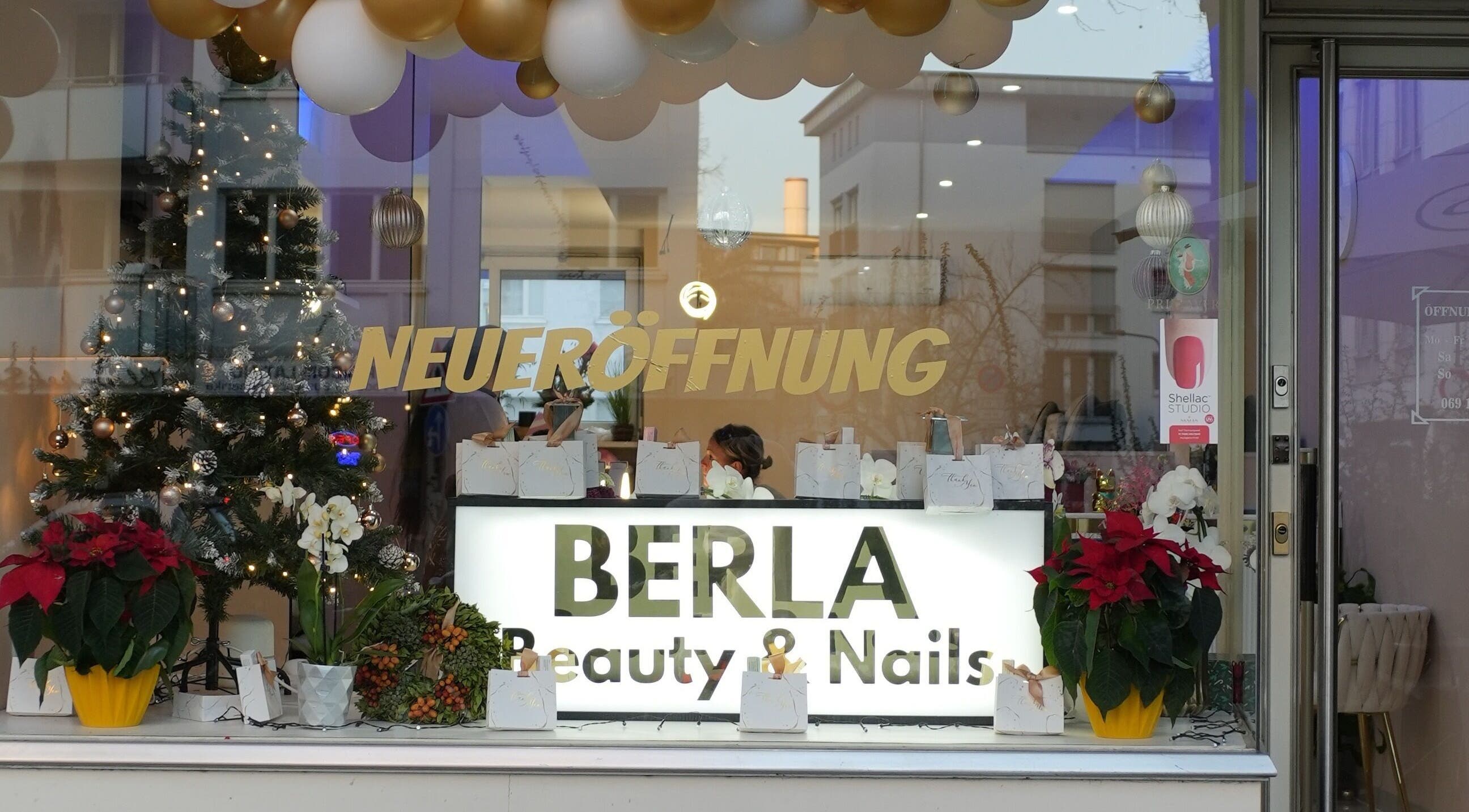 Berla Nails-Filiale mit Neujahrsdekoration in Frankfurt Am Main, Hessen, DE.