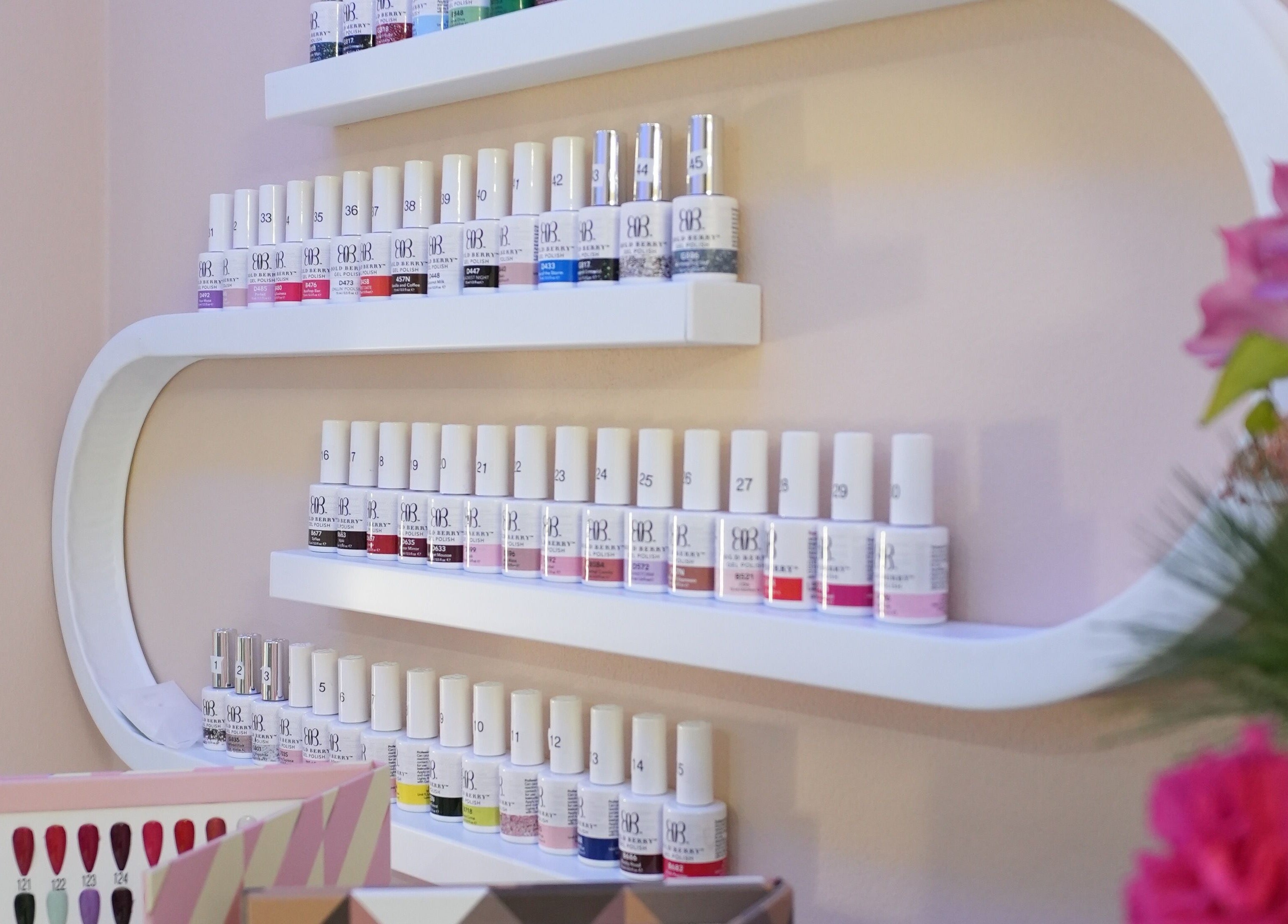 Nagellackflaschen bei Berla Nails in Frankfurt Am Main, Hessen, DE, präsentiert auf stilvollen Regalen.