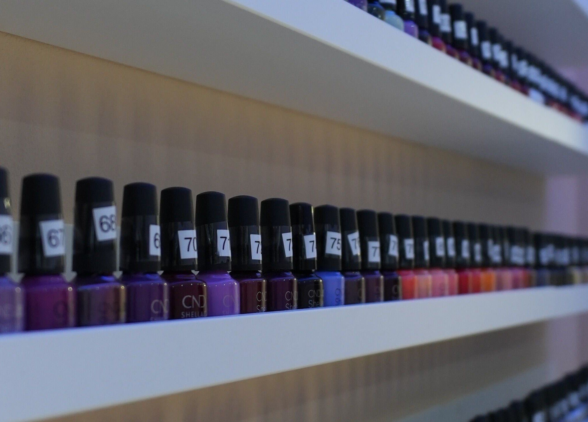 Nagellackregal bei Berla Nails in Frankfurt Am Main, Hessen, DE mit vielfältigen Farbnuancen.