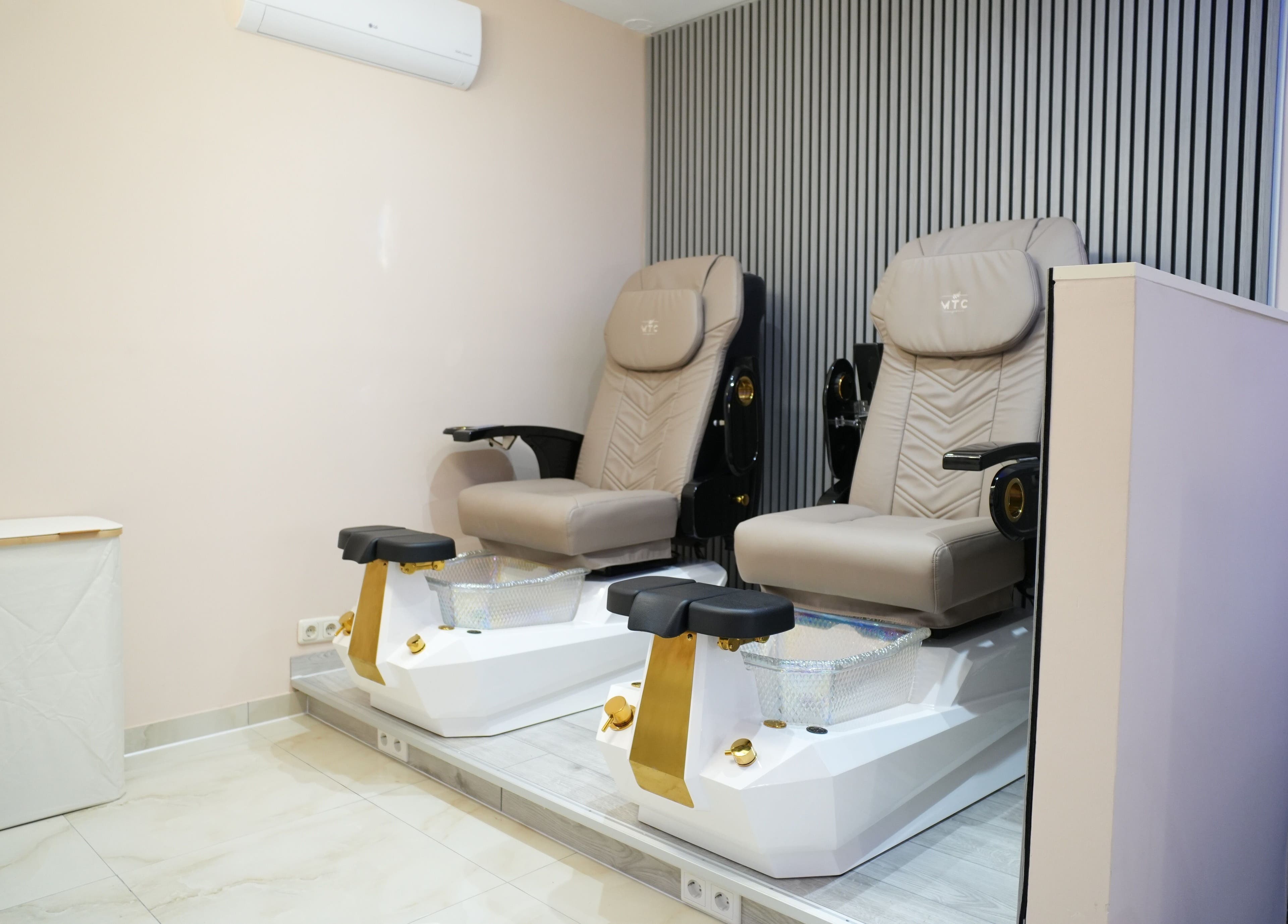 Luxuriöse Pedikür-Sessel bei Berla Nails in Frankfurt Am Main, Hessen, DE versprechen Entspannung pur.