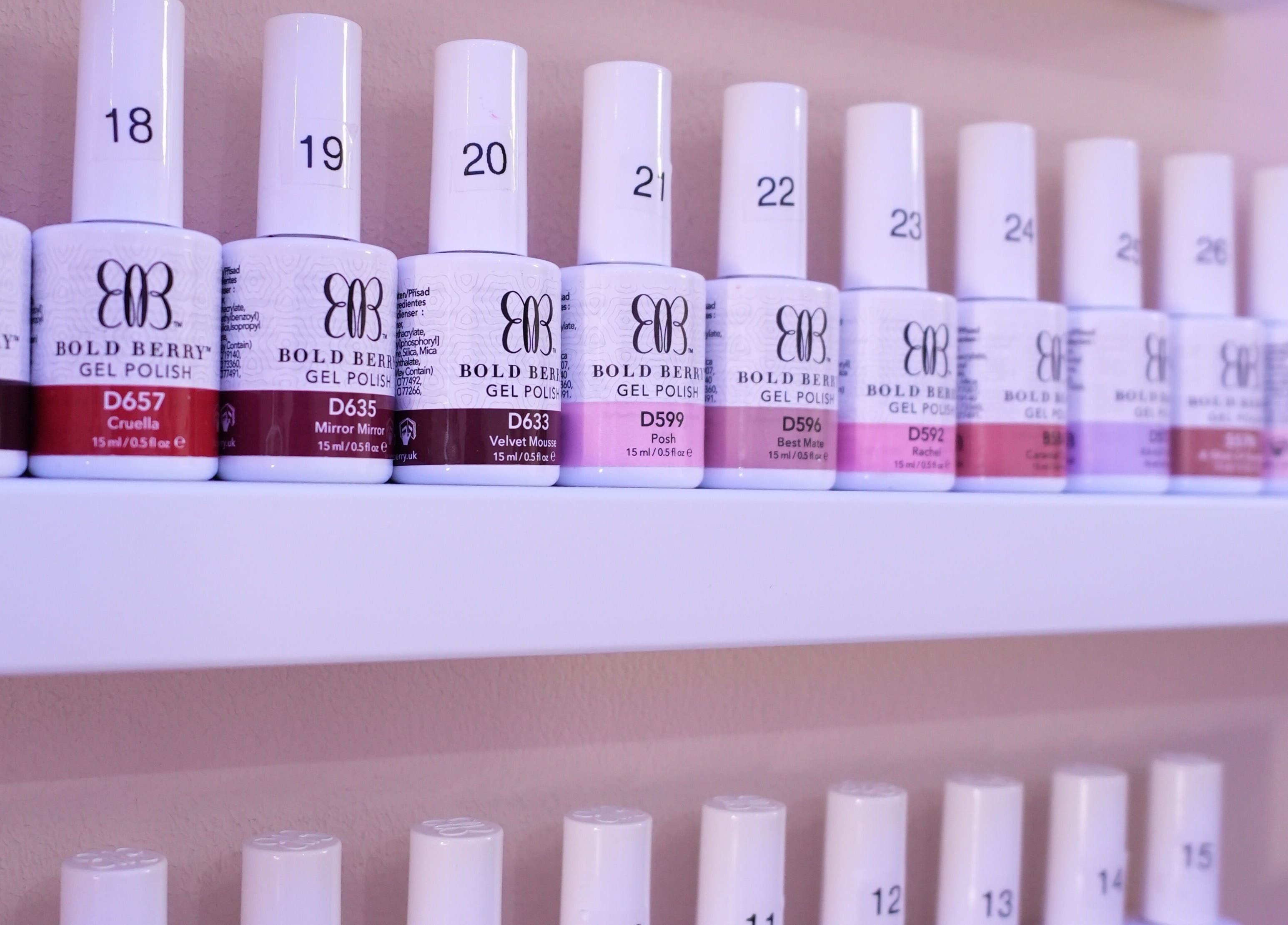 Nagellack-Auswahl bei Berla Nails, Frankfurt Am Main, Hessen, DE.