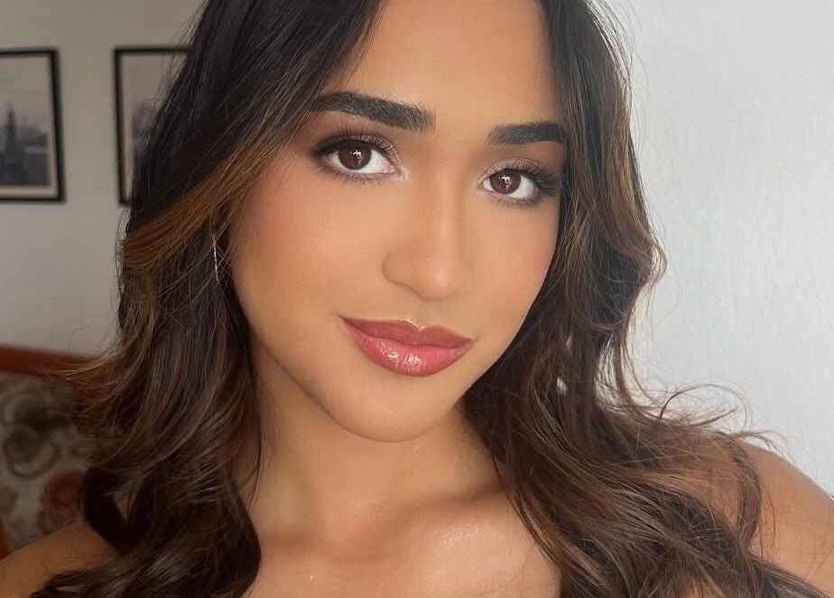 Makeup by Yageiry in Jarabacoa, La Vega Province, DO shows a woman with flawless makeup and styled hair.