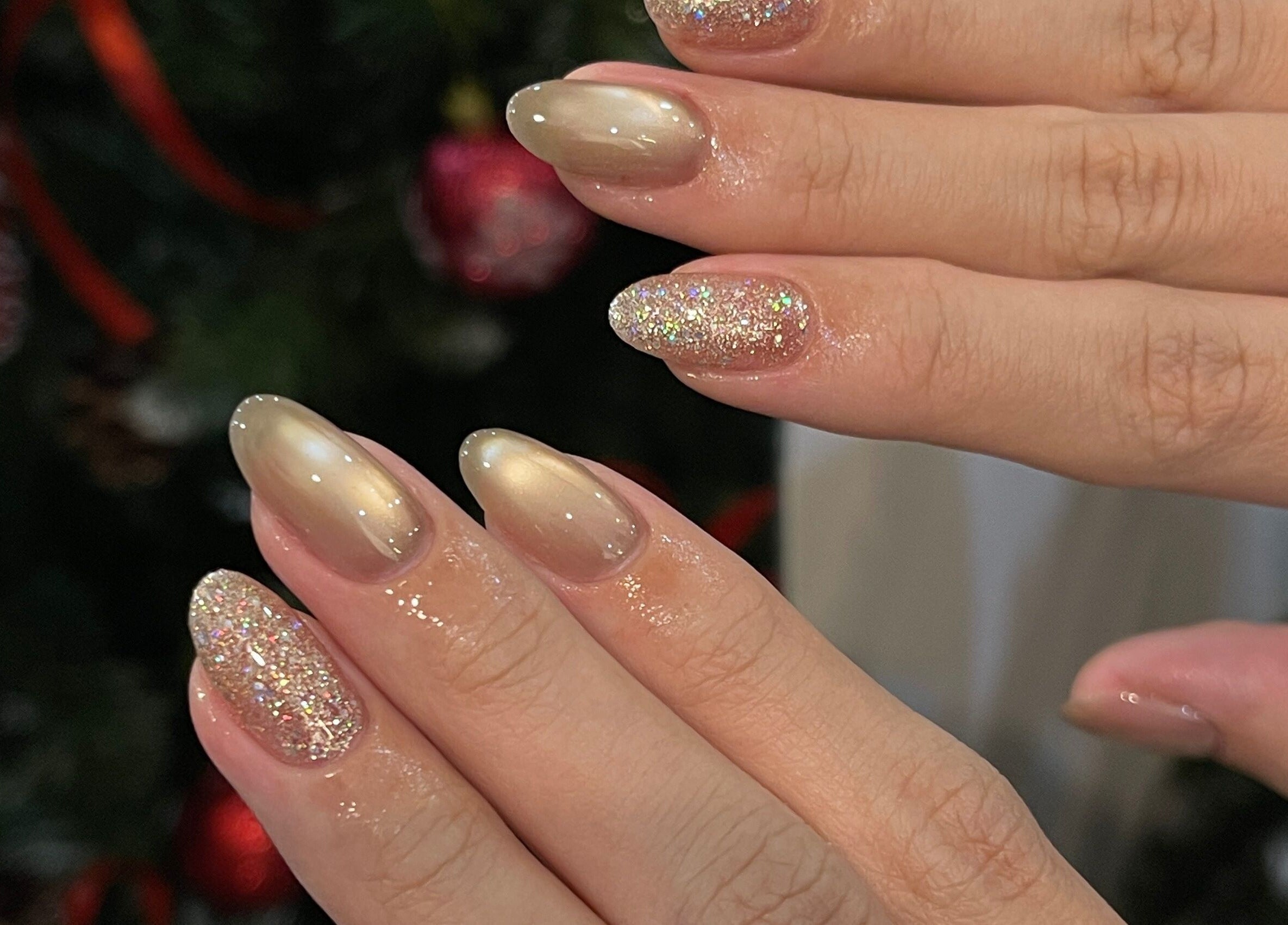 Móng tay lung linh với sơn kim tuyến tại UMÉ STUDIO, Hà Nội, Hà Nội, VN.