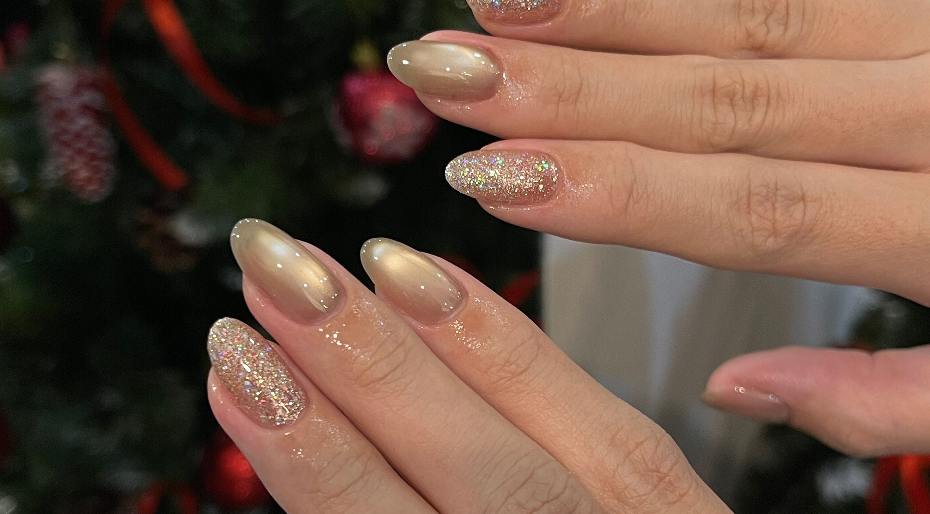 Móng tay lung linh với sơn kim tuyến tại UMÉ STUDIO, Hà Nội, Hà Nội, VN.