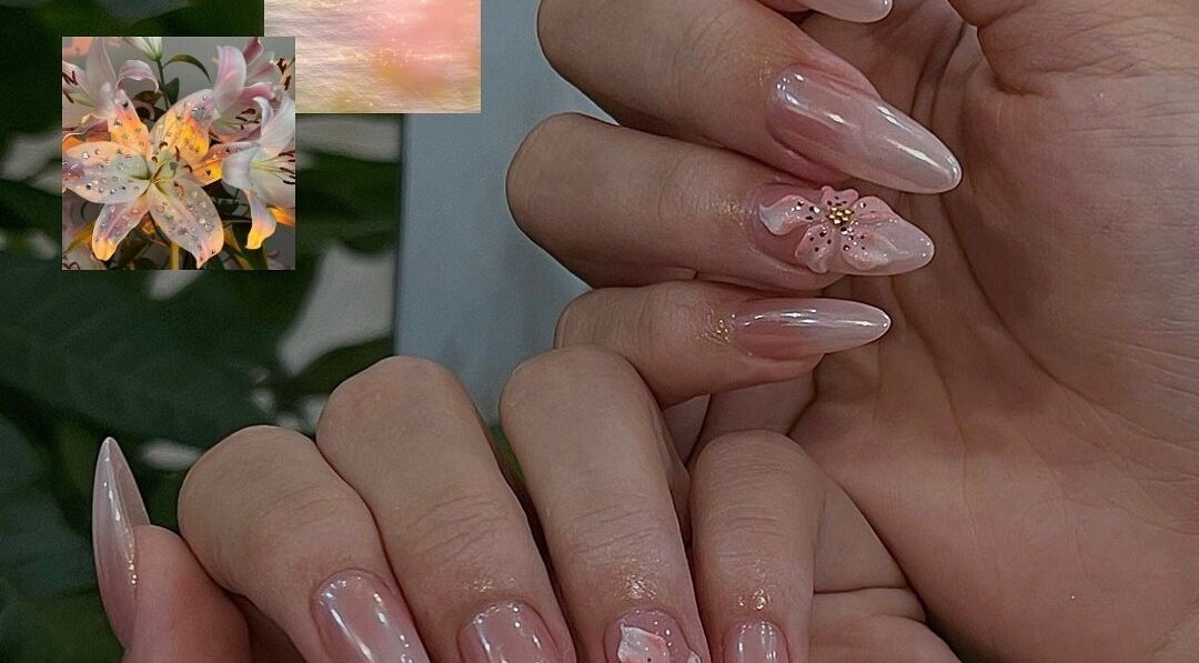 Nghệ thuật móng hoa tại UMÉ STUDIO, Hà Nội, Hà Nội, VN với thiết kế hoa tinh tế.