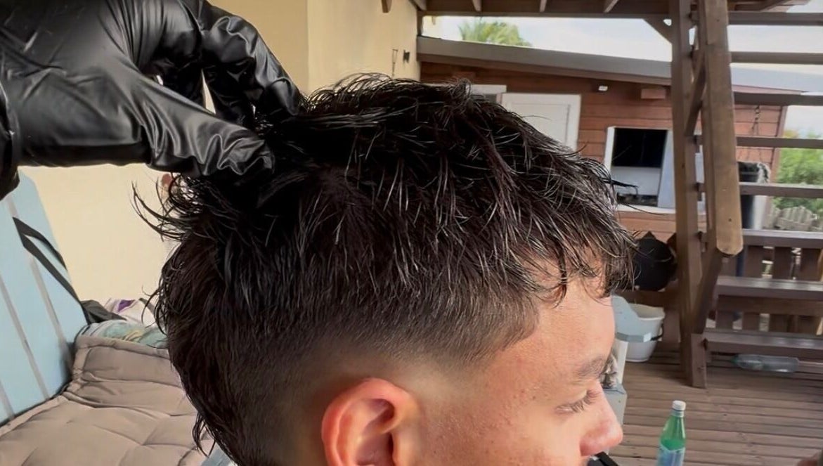 Coupe de cheveux moderne à grn.barber, Saint-paul avec finition précise par styliste ganté.