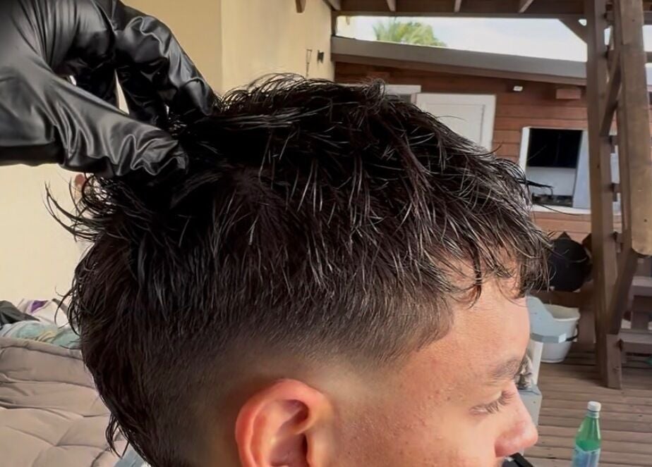 Coupe de cheveux moderne à grn.barber, Saint-paul avec finition précise par styliste ganté.