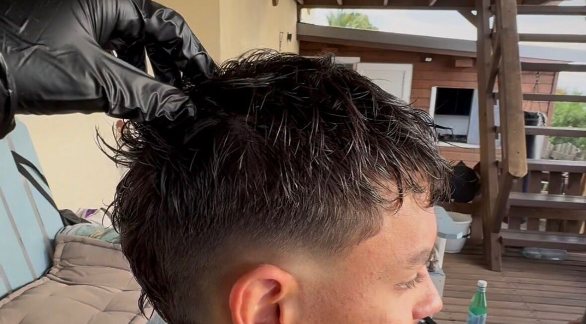 Coupe de cheveux moderne à grn.barber, Saint-paul avec finition précise par styliste ganté.