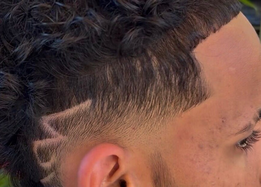 Coiffure mode chez grn.barber à Saint-paul, Saint-paul, RE, avec un dégradé artistique unique.