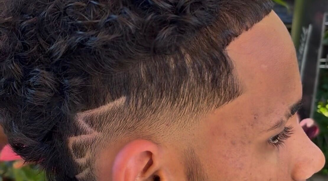 Coiffure mode chez grn.barber à Saint-paul, Saint-paul, RE, avec un dégradé artistique unique.