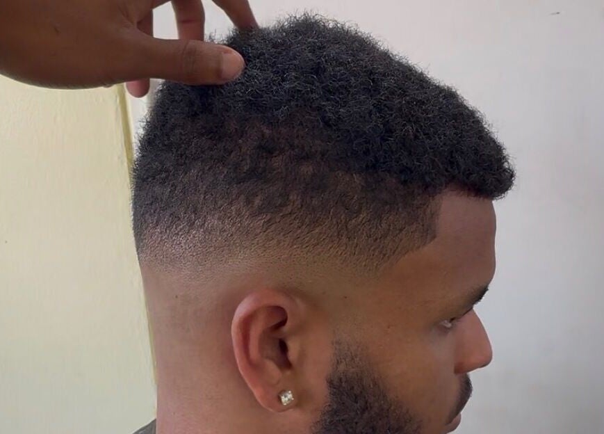 Coiffure moderne à grn.barber, Saint-paul, démontrant un dégradé soigné.