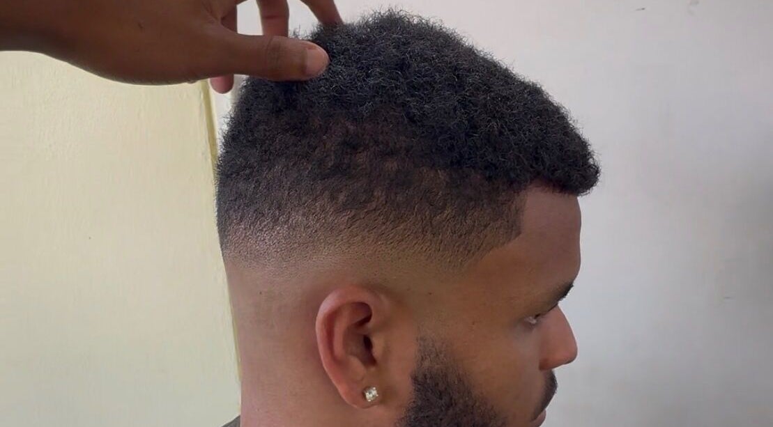 Coiffure moderne à grn.barber, Saint-paul, démontrant un dégradé soigné.