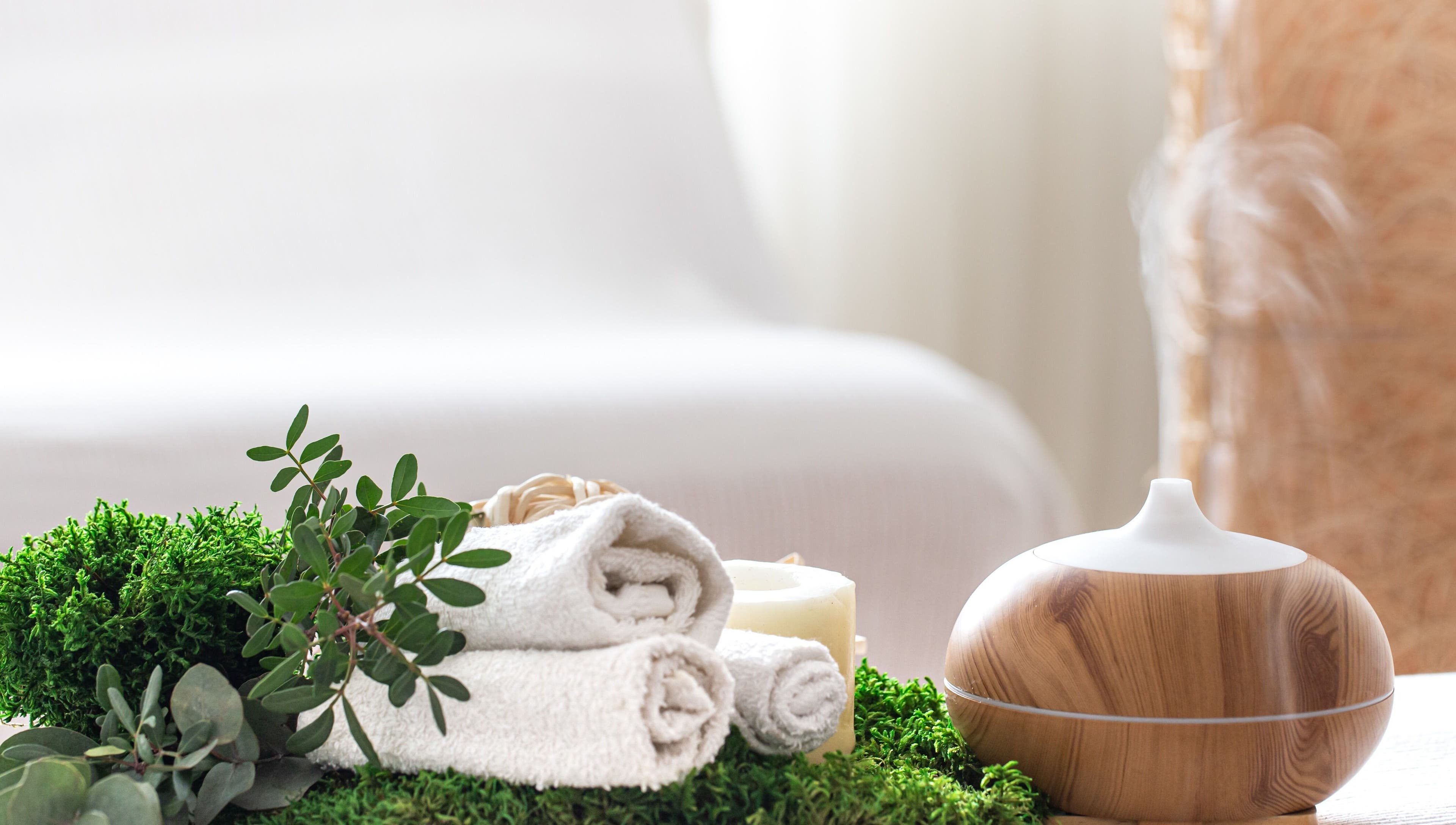 Décor paisible avec diffuseur et serviettes au Les massages de Pierre, Marseille, Provence-alpes-côte D'azur, FR.