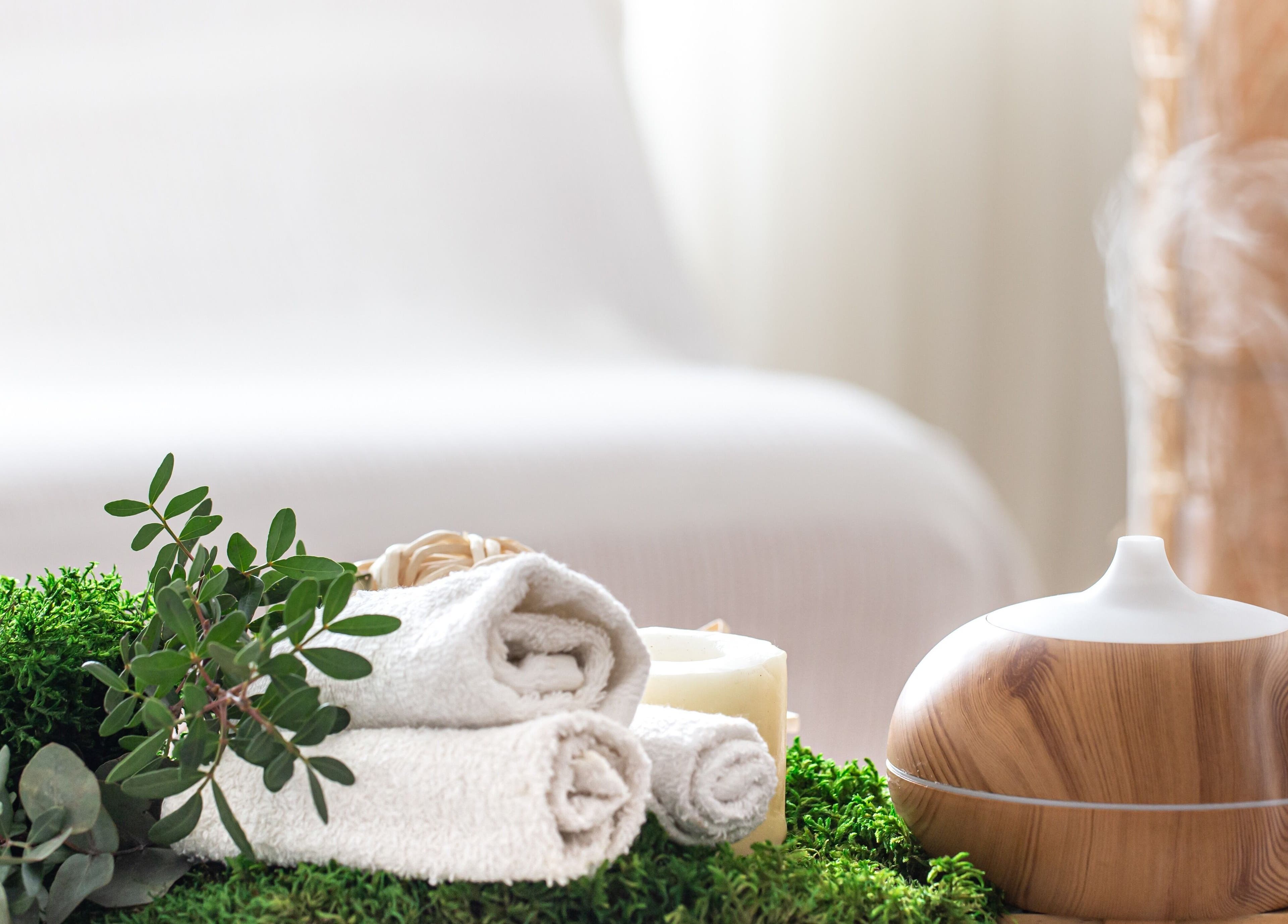 Décor paisible avec diffuseur et serviettes au Les massages de Pierre, Marseille, Provence-alpes-côte D'azur, FR.