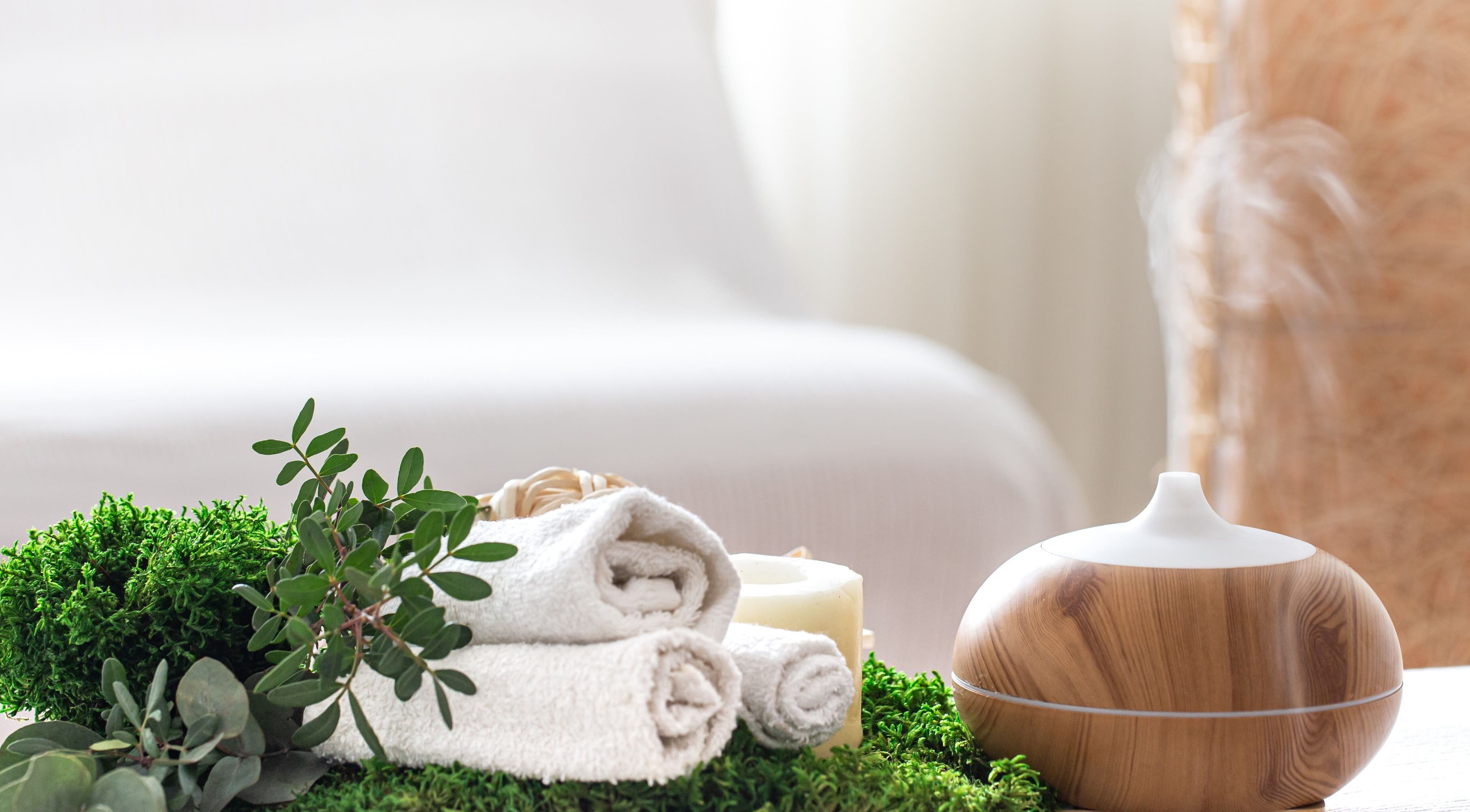 Décor paisible avec diffuseur et serviettes au Les massages de Pierre, Marseille, Provence-alpes-côte D'azur, FR.