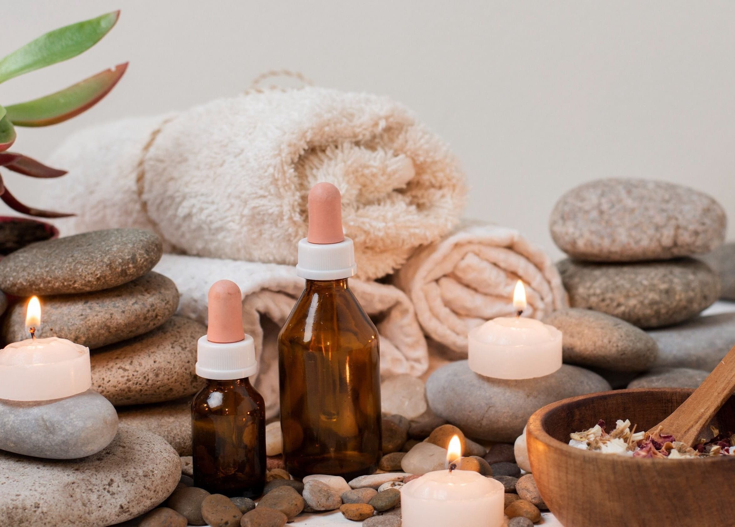 Ambiance spa avec bougies et huiles Les massages de Pierre, Marseille, Provence-alpes-côte D'azur, FR.