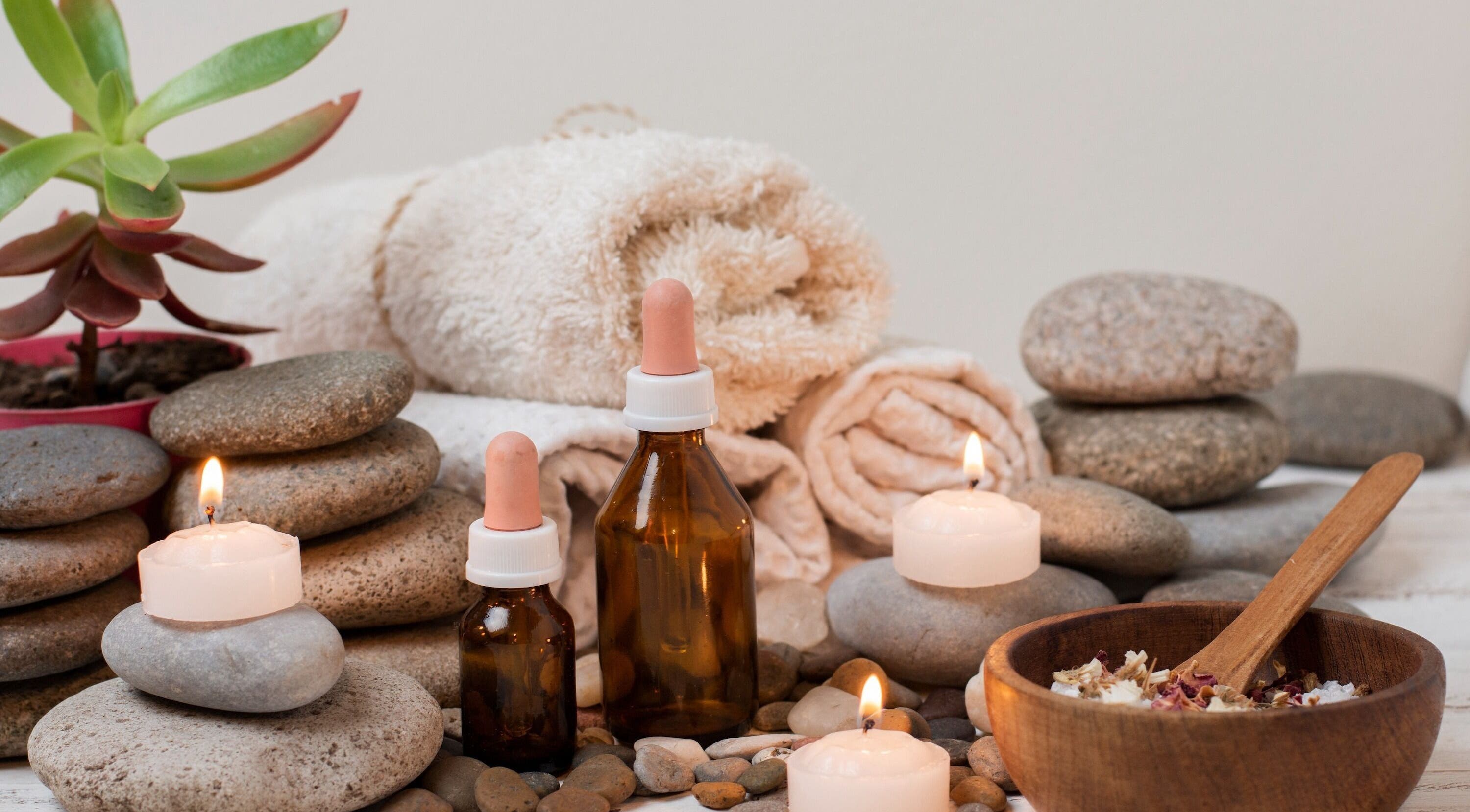 Ambiance spa avec bougies et huiles Les massages de Pierre, Marseille, Provence-alpes-côte D'azur, FR.