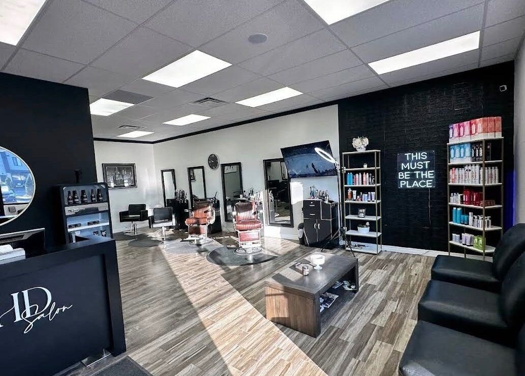 Сучасний інтер'єр студії Precision (S.Y. Tati Studio), Віндзор, Онтаріо, Канада.