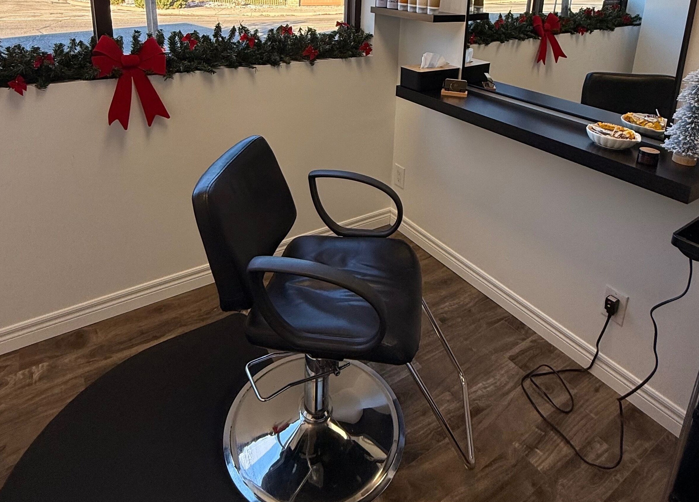 Салонне крісло в Precision (S.Y. Tati Studio), Віндзор, Онтаріо, Канада, з сучасним дизайном.