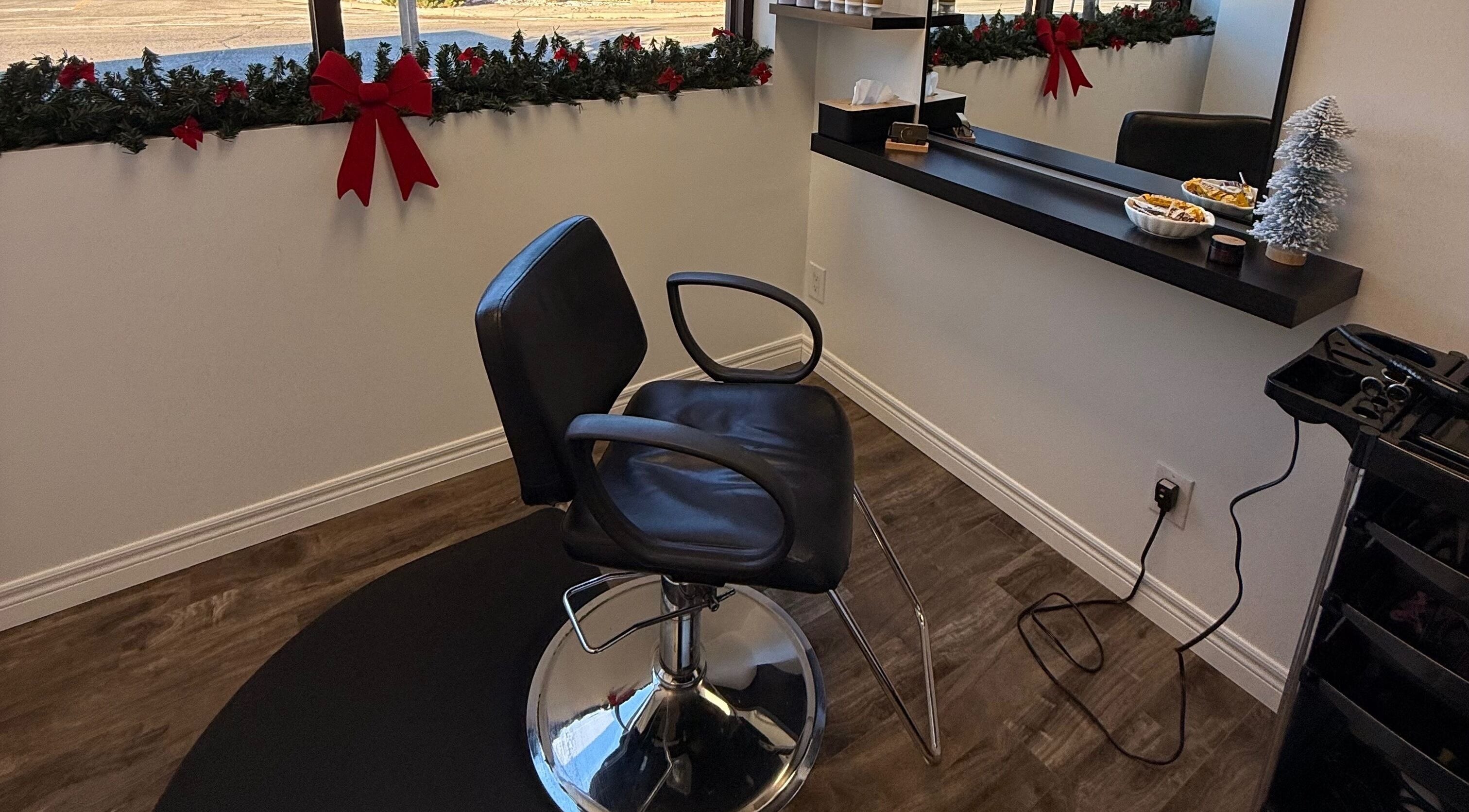 Салонне крісло в Precision (S.Y. Tati Studio), Віндзор, Онтаріо, Канада, з сучасним дизайном.