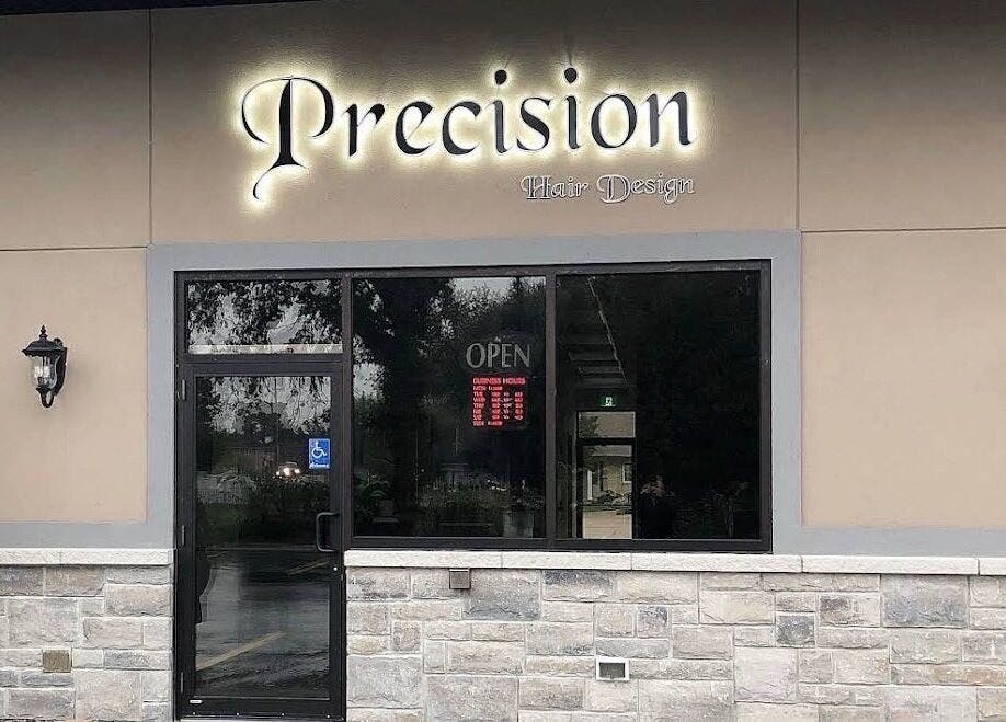 Вхід до Precision (S.Y. Tati Studio) у Віндзорі, Онтаріо, CA, з вивіскою на світловій панелі.