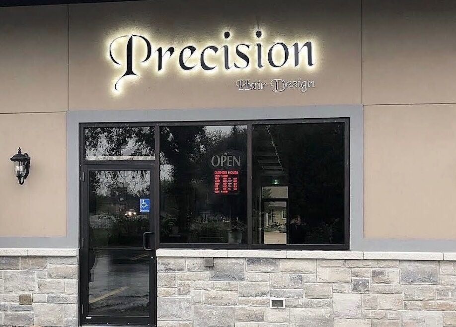 Вхід до Precision (S.Y. Tati Studio) у Віндзорі, Онтаріо, CA, з вивіскою на світловій панелі.
