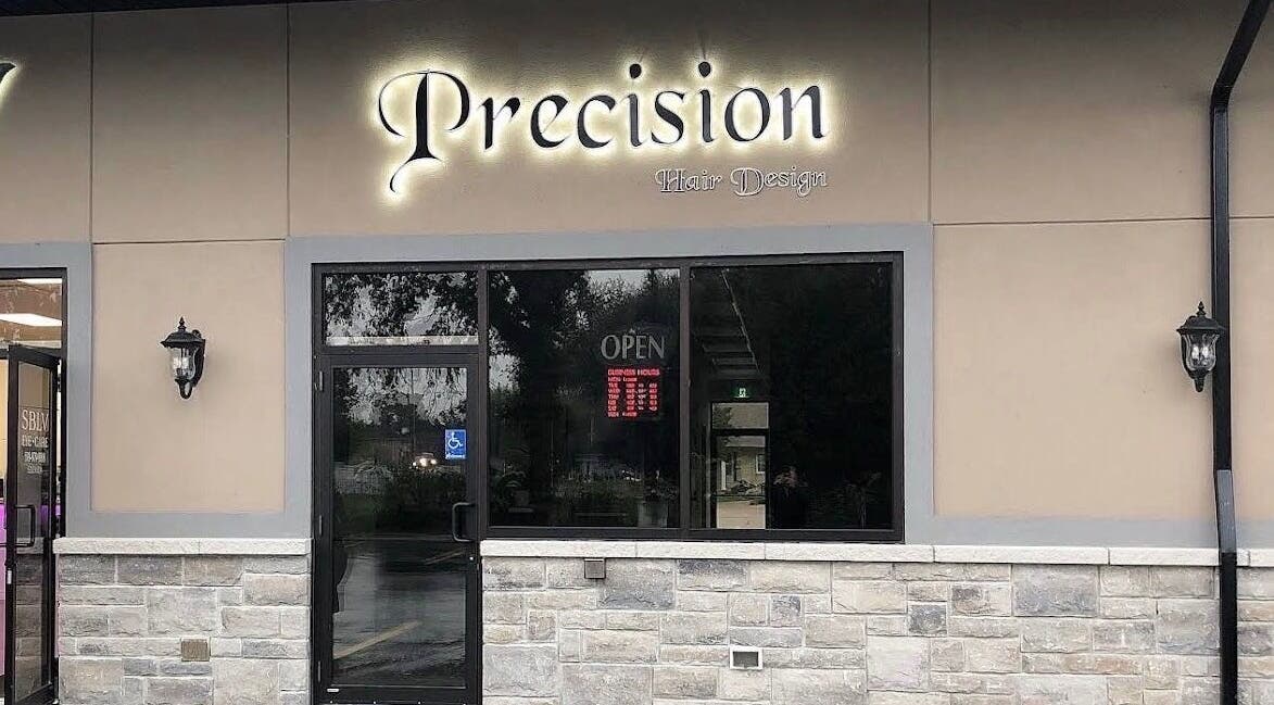 Вхід до Precision (S.Y. Tati Studio) у Віндзорі, Онтаріо, CA, з вивіскою на світловій панелі.