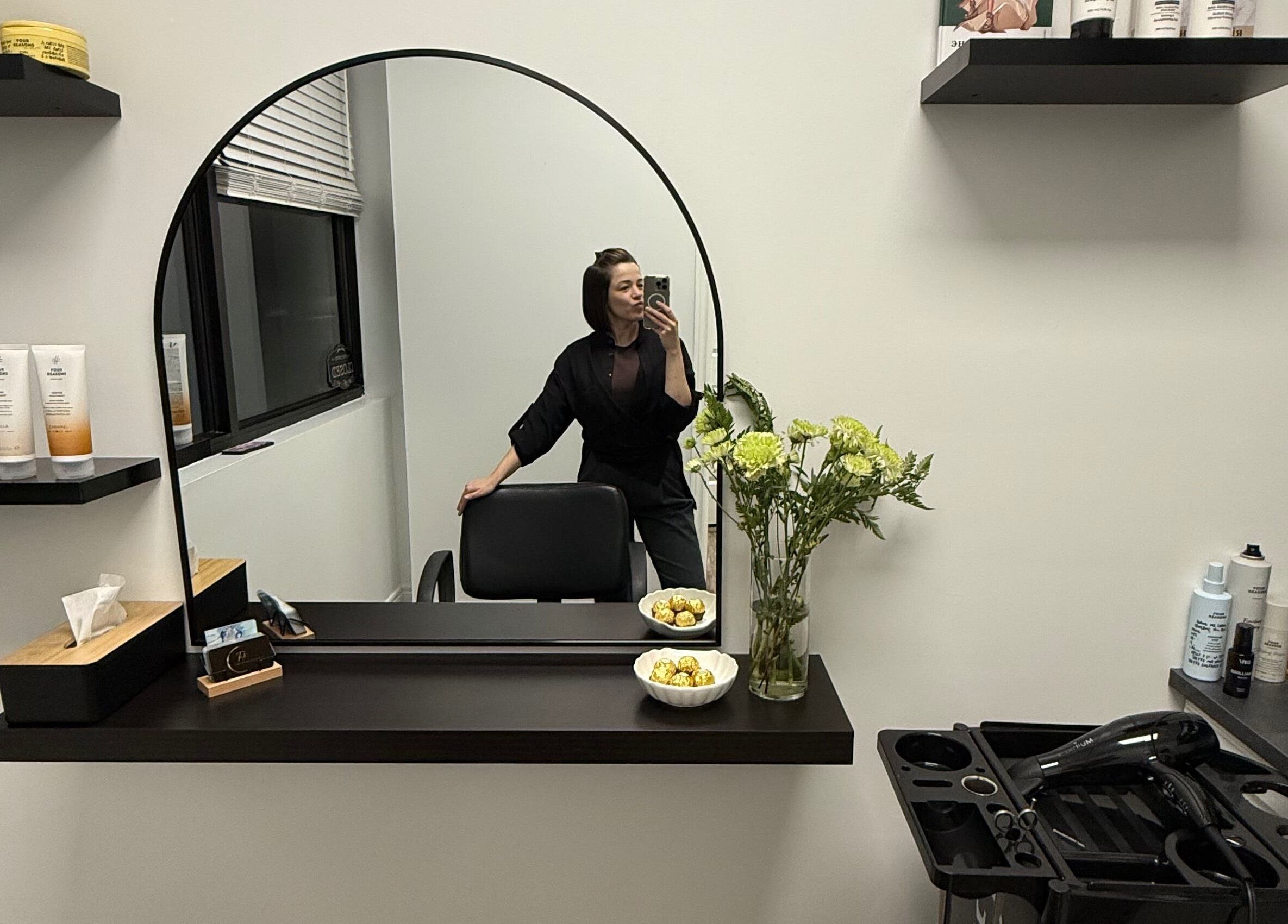 Інтер'єр салону Precision (S.Y. Tati Studio) у Віндзорі, Онтаріо, CA з косметичними засобами та дзеркалом.