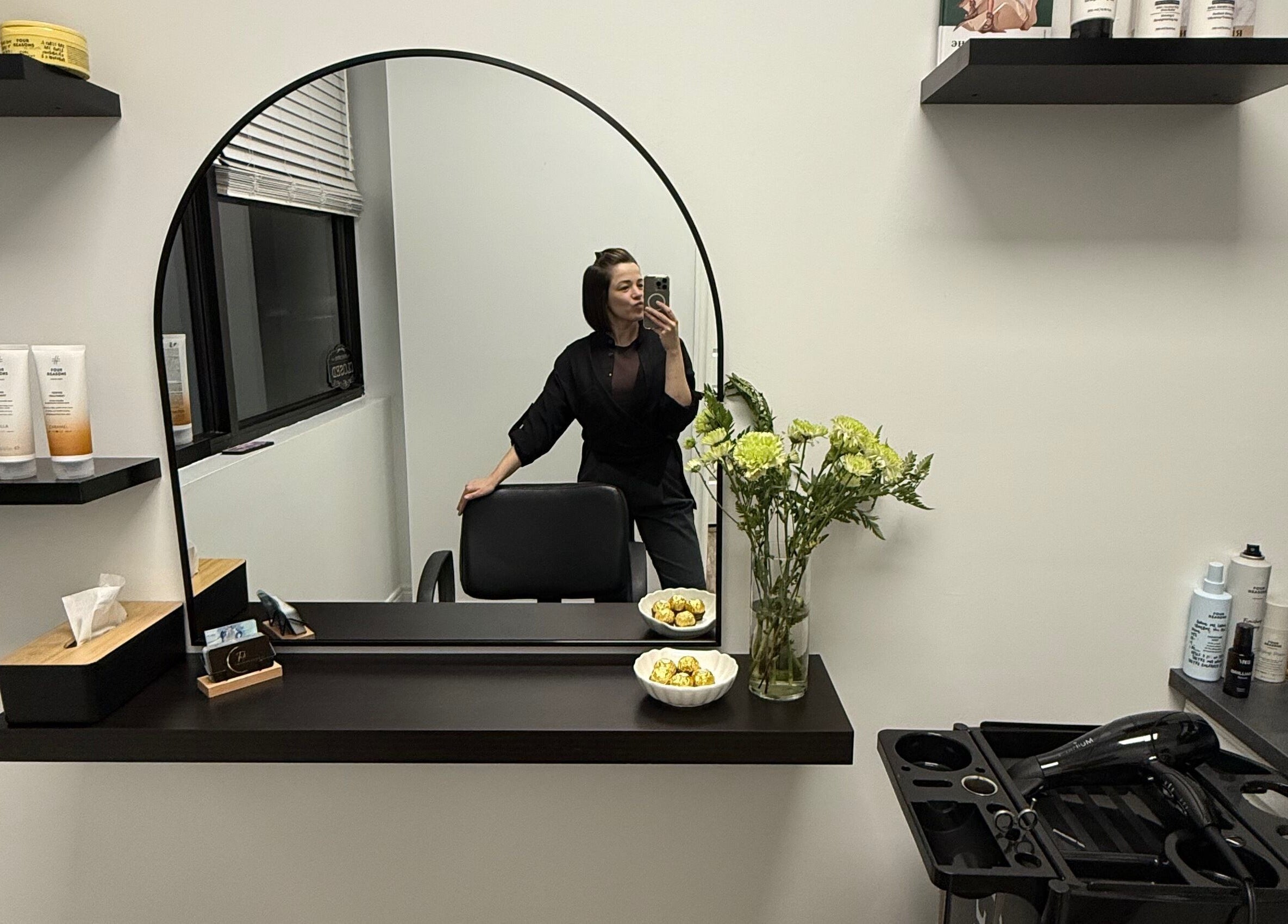 Інтер'єр салону Precision (S.Y. Tati Studio) у Віндзорі, Онтаріо, CA з косметичними засобами та дзеркалом.