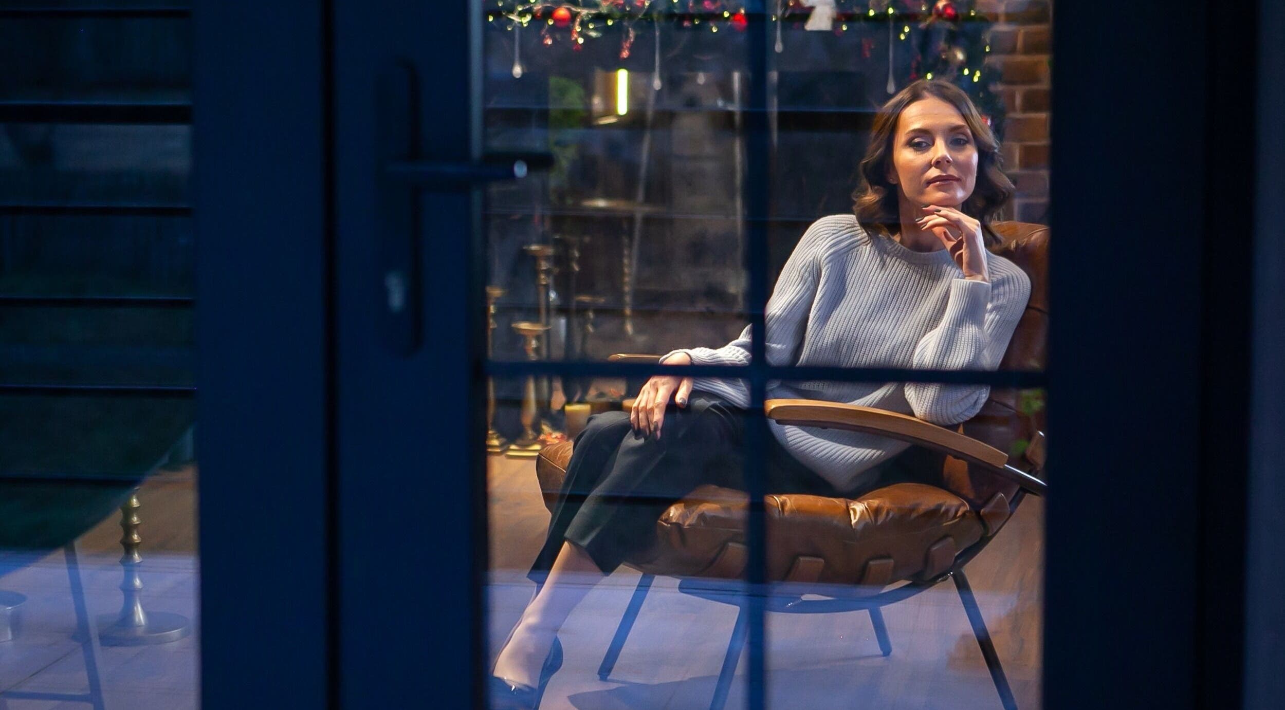 Жінка в кріслі біля вікна, салон Yanina Ustimenko, Limoges, Nouvelle-aquitaine, FR.