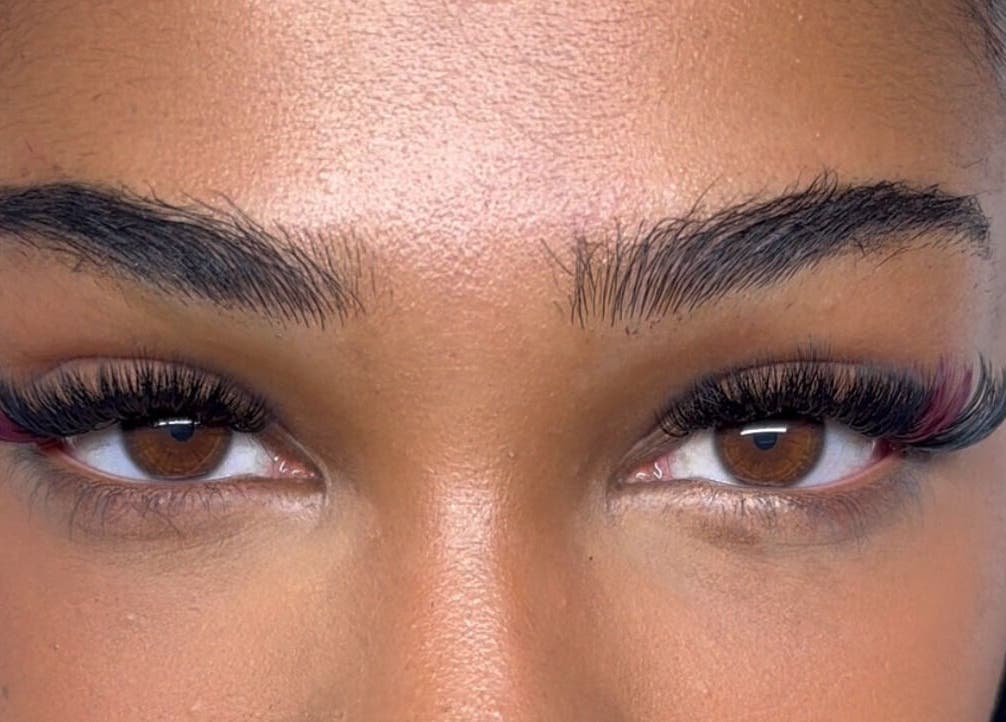 Cils volumineux stylés chez VENUS Beauty, Nanterre, Île-de-France, FR pour un regard captivant.