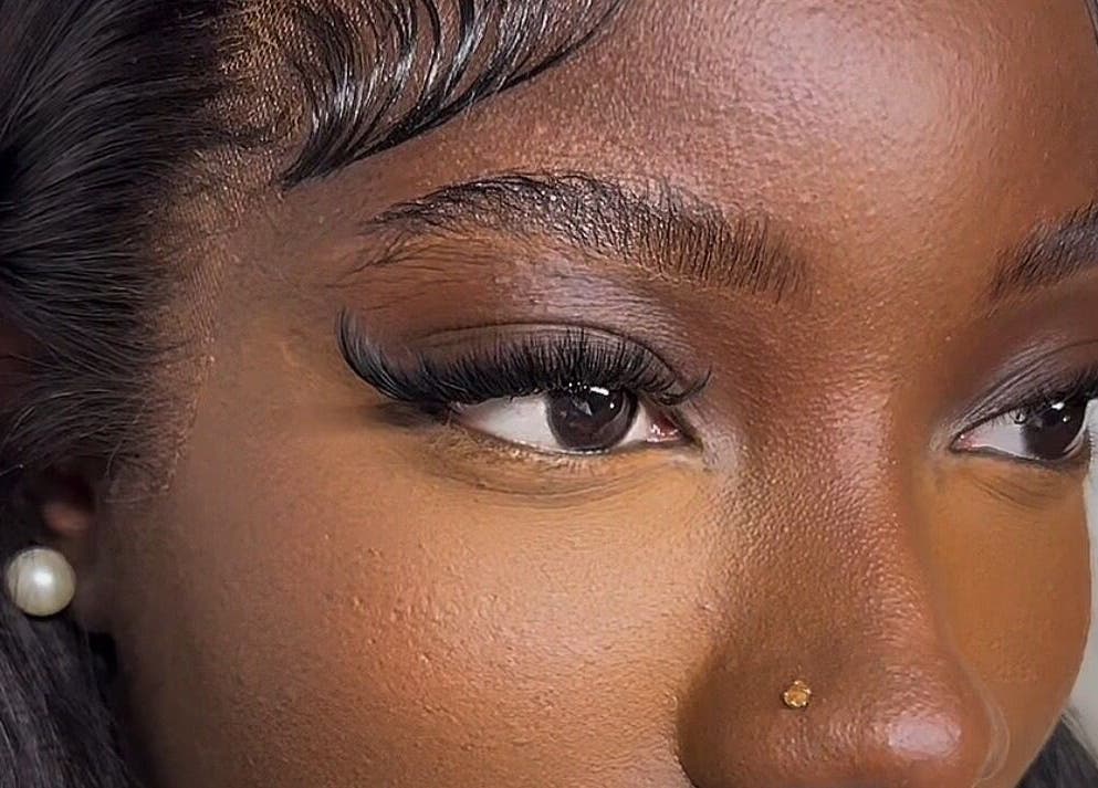 Close-up des yeux avec cils élégants chez VENUS Beauty à Nanterre, Île-de-France, FR.