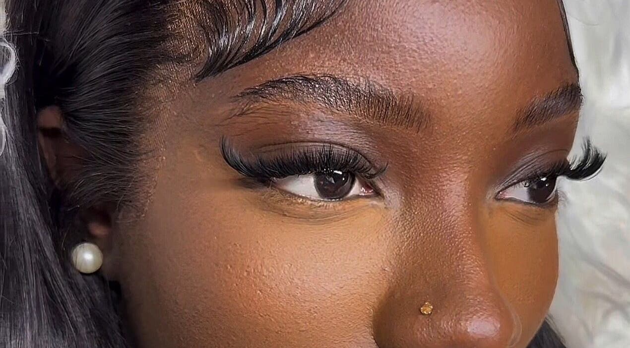 Close-up des yeux avec cils élégants chez VENUS Beauty à Nanterre, Île-de-France, FR.