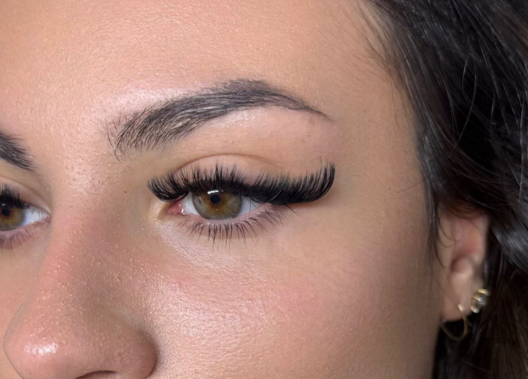 Cils volumineux stylés chez VENUS Beauty, Nanterre, Île-de-France, FR, offrant un regard captivant.