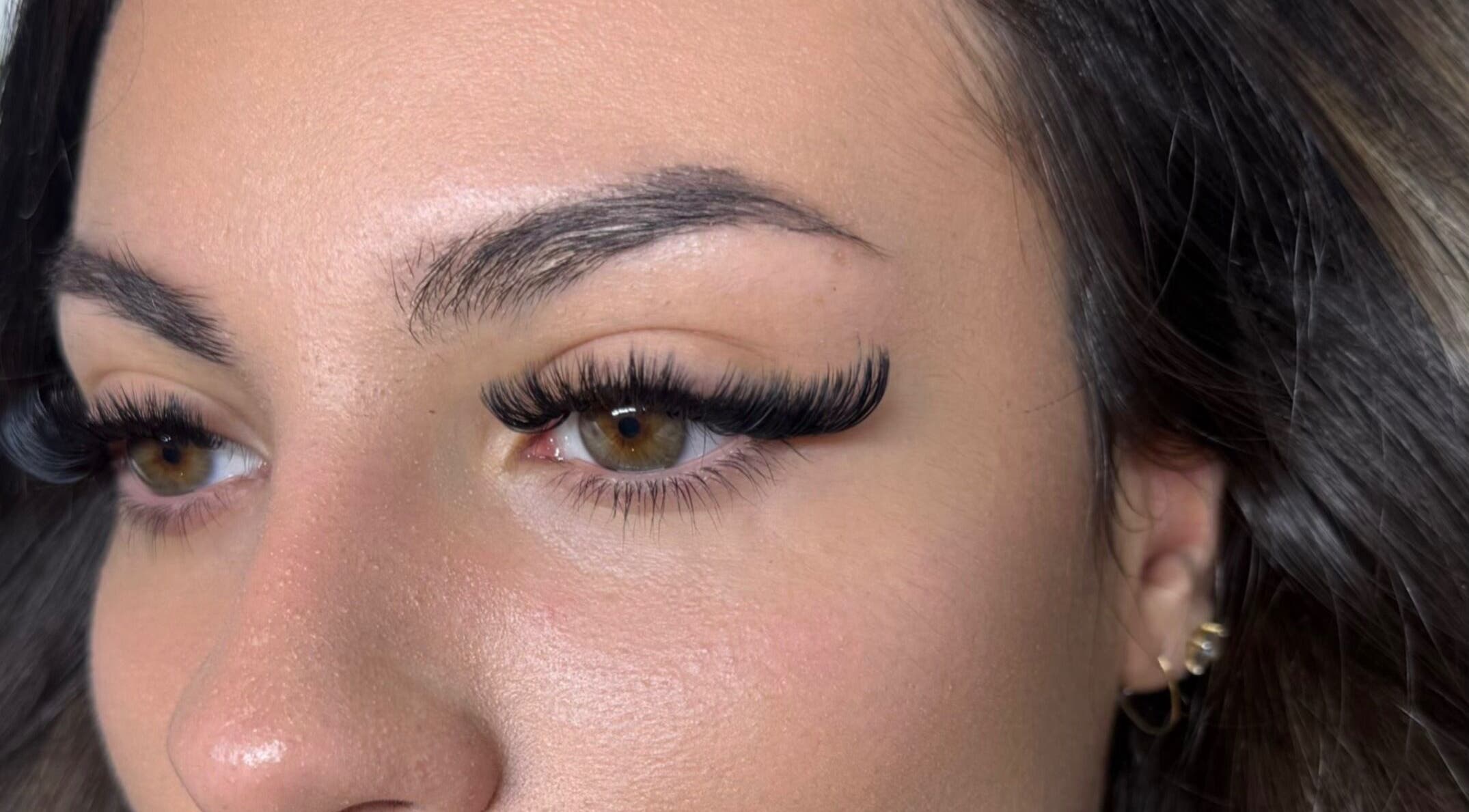 Cils volumineux stylés chez VENUS Beauty, Nanterre, Île-de-France, FR, offrant un regard captivant.