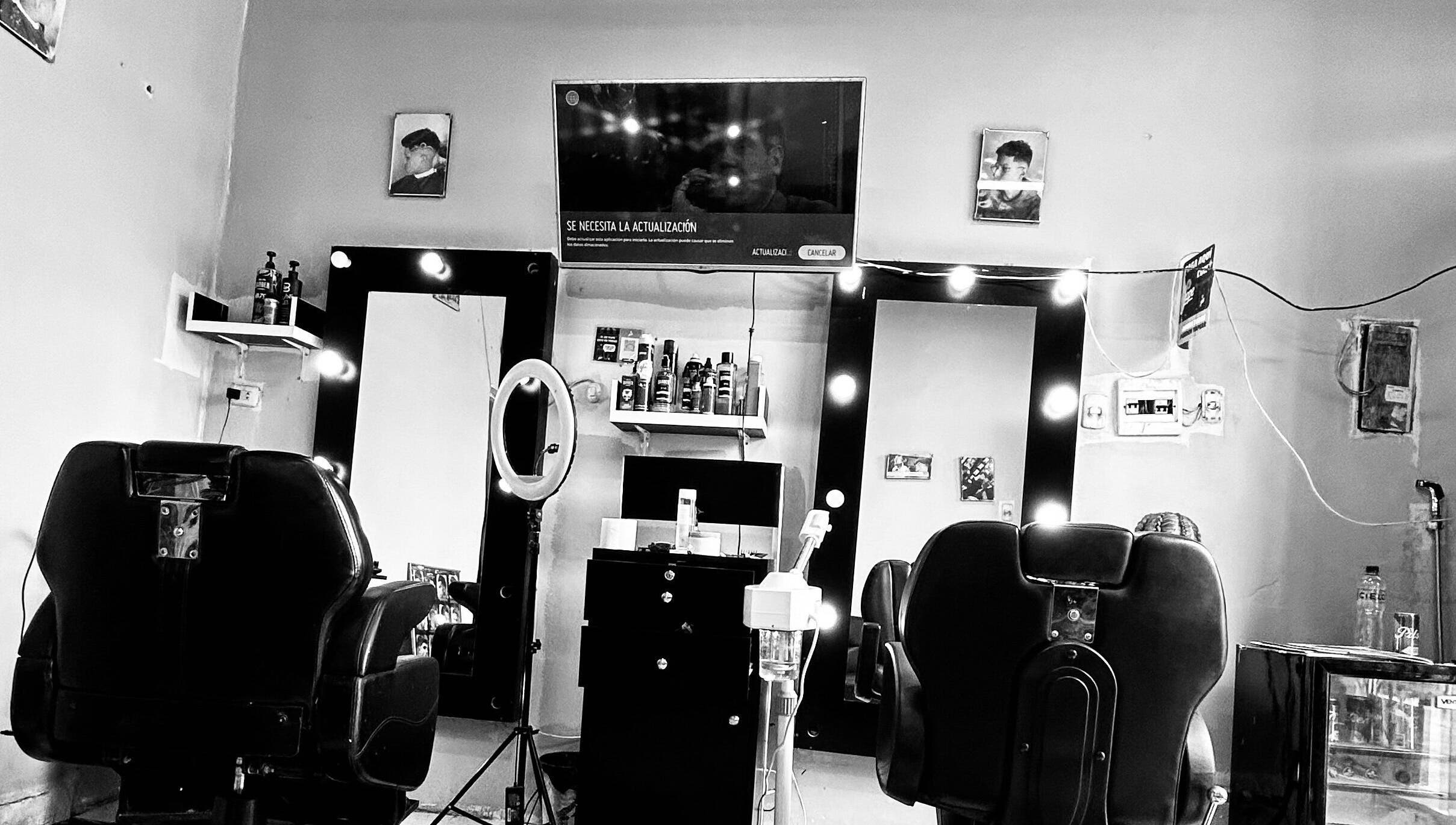 Interior de Reset Barber en Callao, Callao, PE, con sillas de peluquería y espejos iluminados.