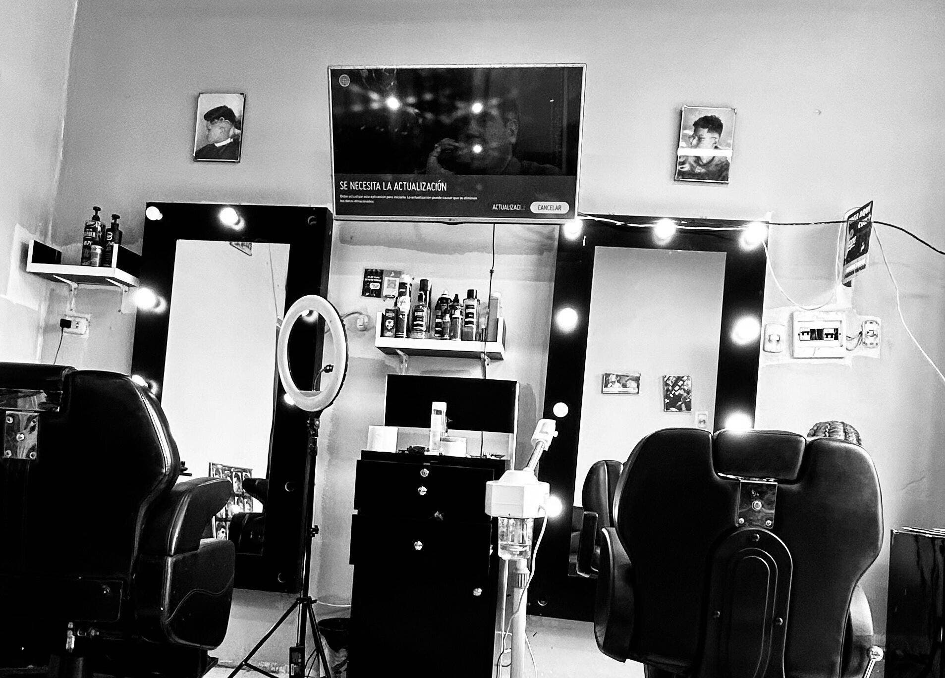 Interior de Reset Barber en Callao, Callao, PE, con sillas de peluquería y espejos iluminados.