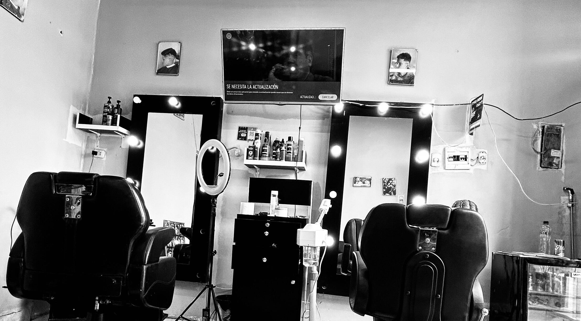 Interior de Reset Barber en Callao, Callao, PE, con sillas de peluquería y espejos iluminados.