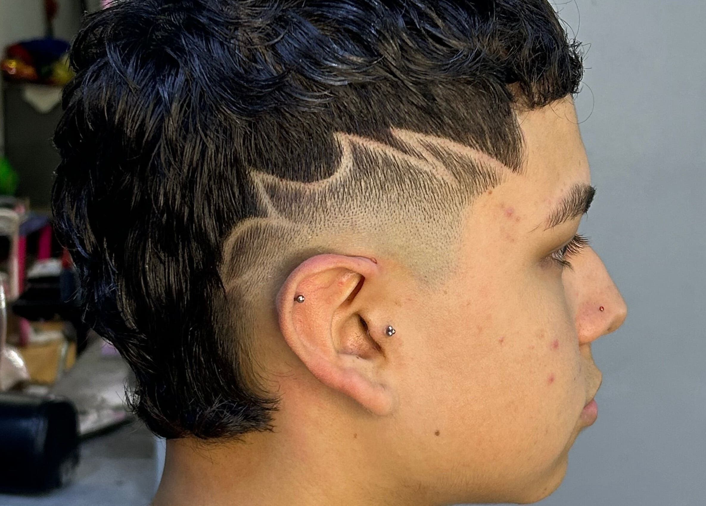 Corte de cabello con diseño moderno en Reset Barber, Callao, Callao, PE. Estilo único y detallado.