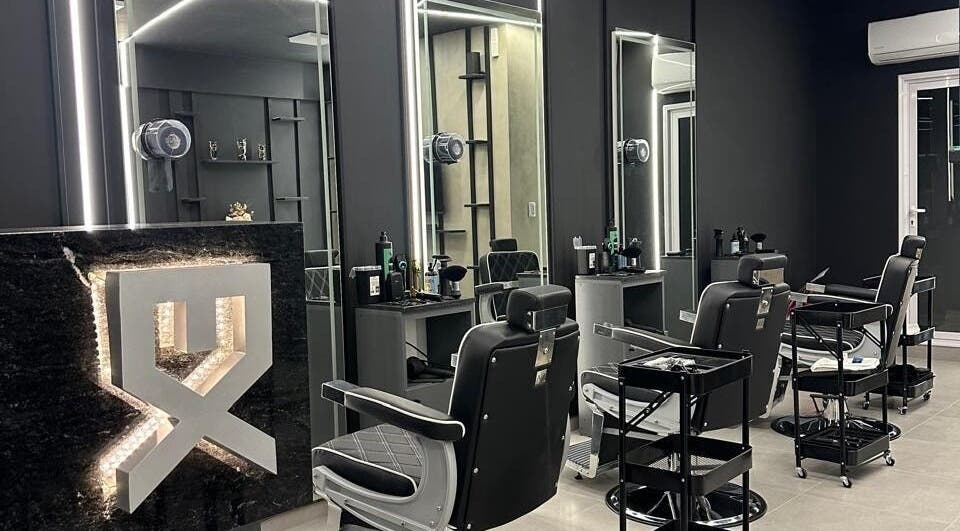 Modern interior of Exclusive Barber Studio in Yerba Buena, Tucumán, AR featuring sleek barber chairs and mirrors.
