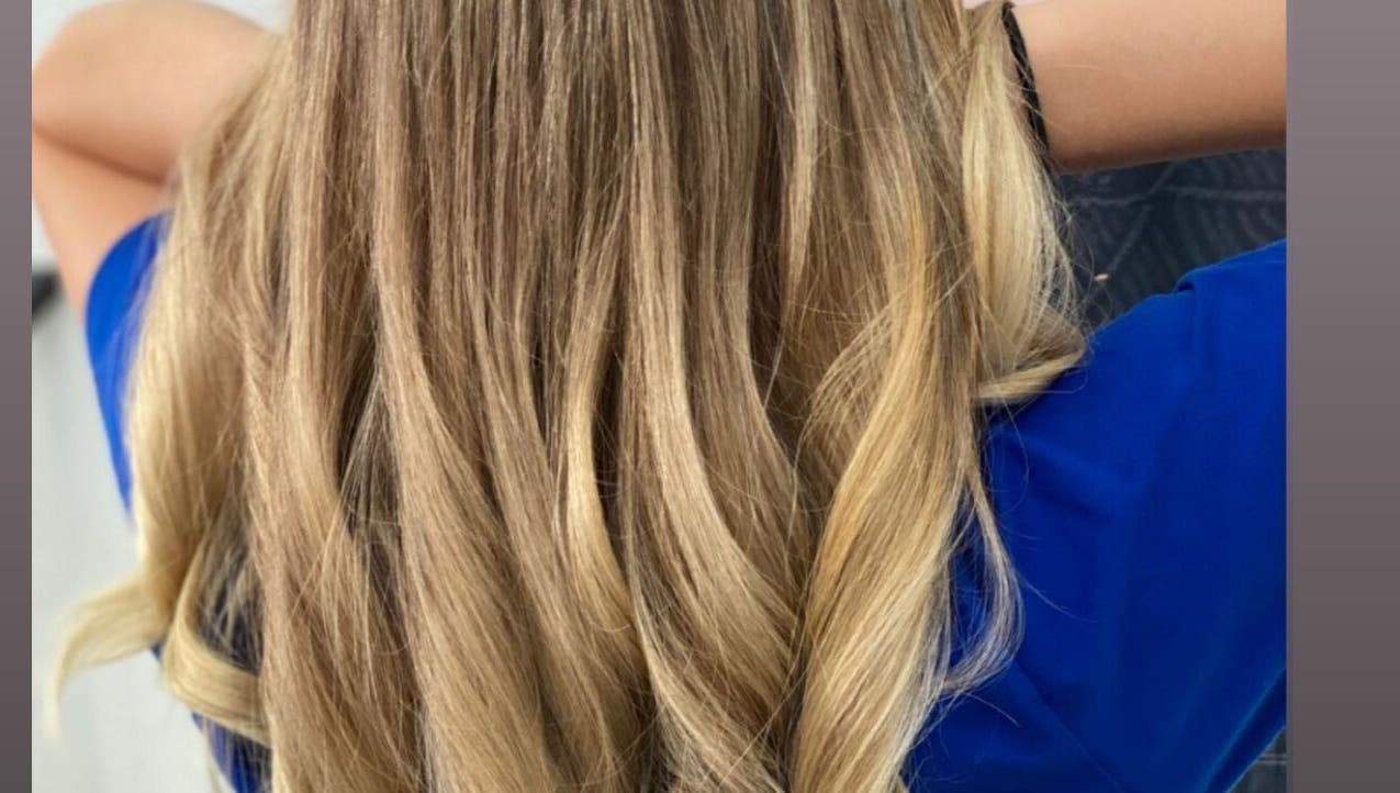 Nahaufnahme von blondem, welligem Haar bei Vienna Hair Style, Wien, Wien, AT, perfekt gestylt.