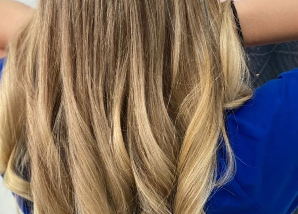 Nahaufnahme von blondem, welligem Haar bei Vienna Hair Style, Wien, Wien, AT, perfekt gestylt.