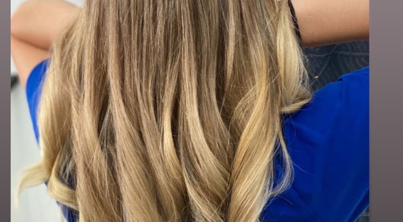 Nahaufnahme von blondem, welligem Haar bei Vienna Hair Style, Wien, Wien, AT, perfekt gestylt.