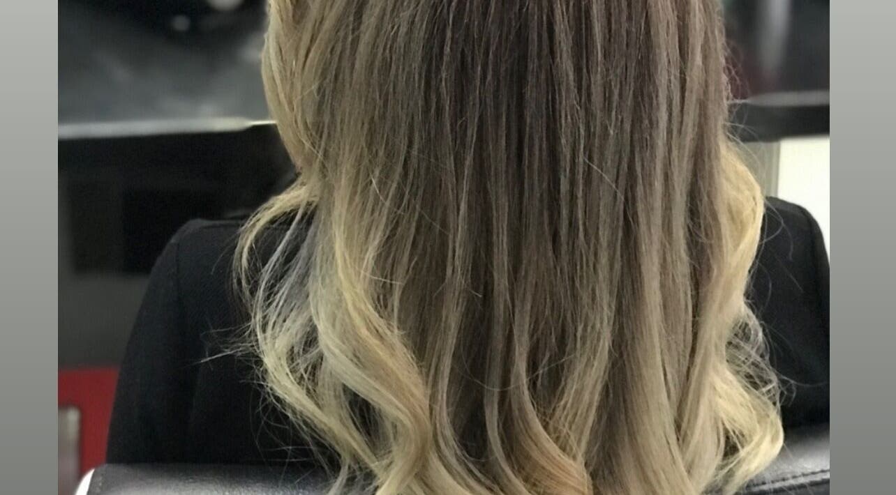 Blonde Haarwellen bei Vienna Hair Style, Wien, Wien, AT. Perfekter Salonblowout.