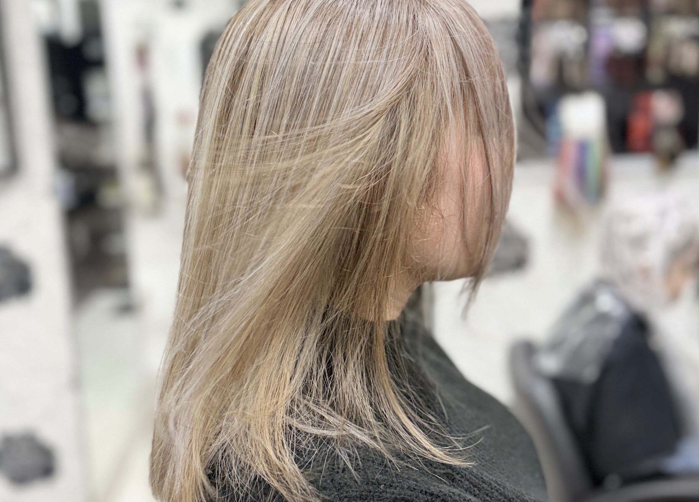 Frau mit glattem, blondem Haar bei Vienna Hair Style, Wien, Wien, AT.