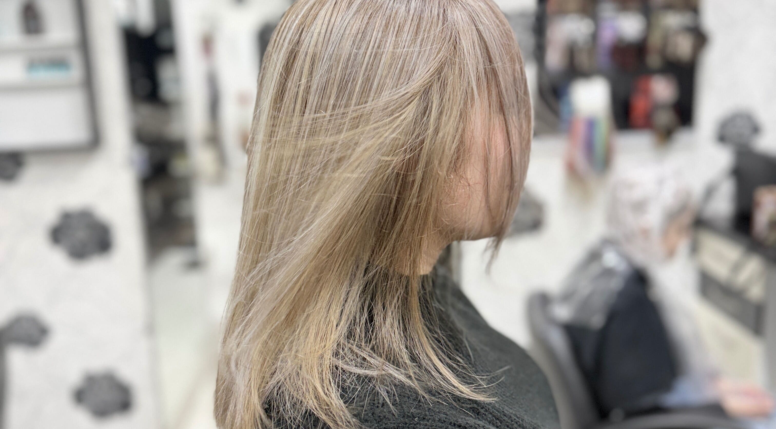 Frau mit glattem, blondem Haar bei Vienna Hair Style, Wien, Wien, AT.