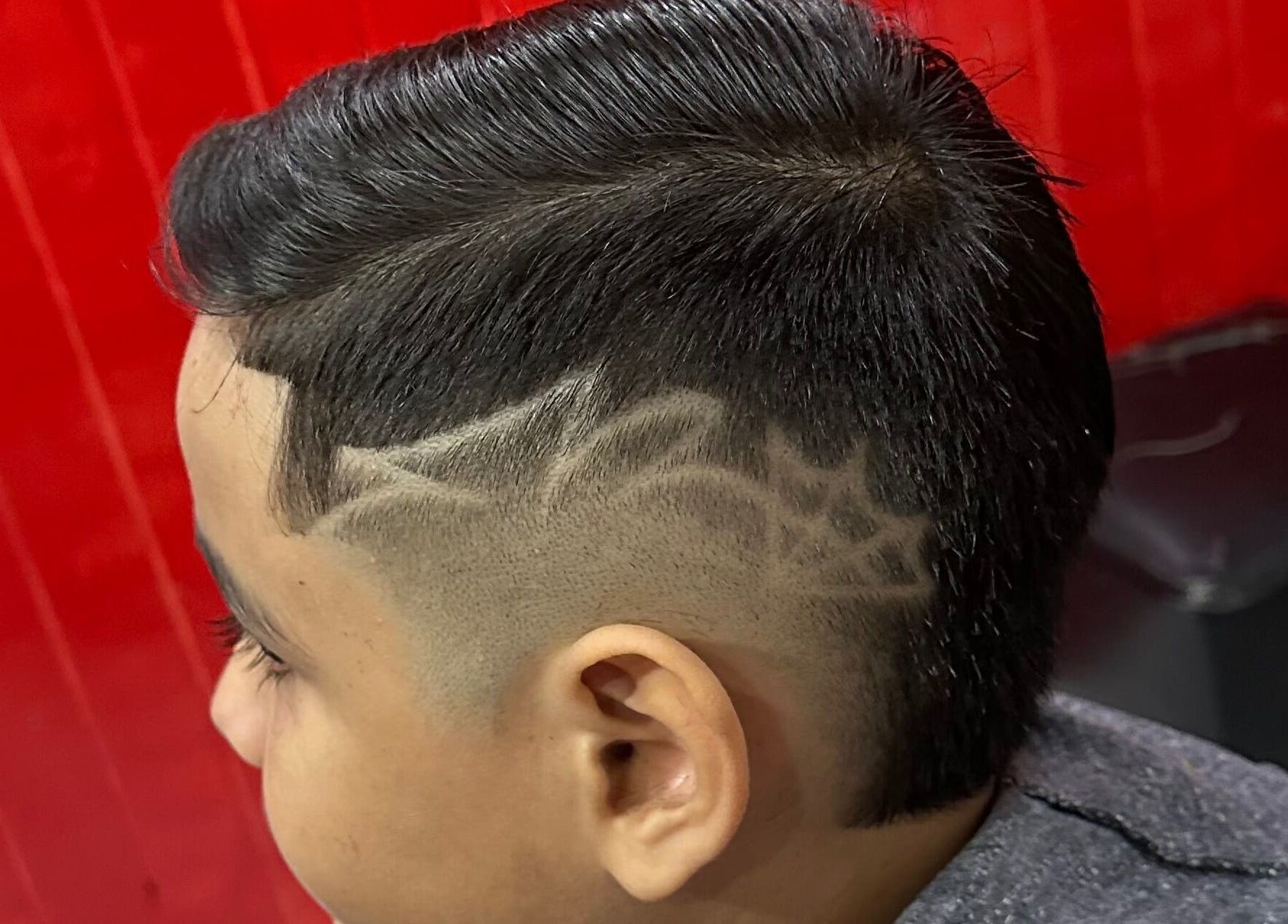 Corte de cabelo com design artístico no Thiago Barber, Ceará, Ceará, BR.